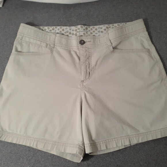 Lee Sinfully Soft Khaki Shorts - Size 14 Medium - Picture 1 of 9